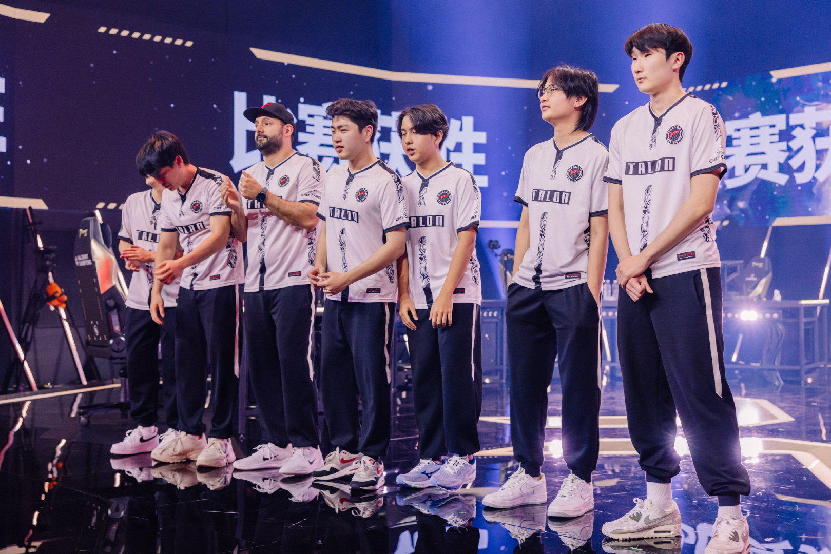 勇敢无畏，球员们在赛场上勇敢争战的简单介绍